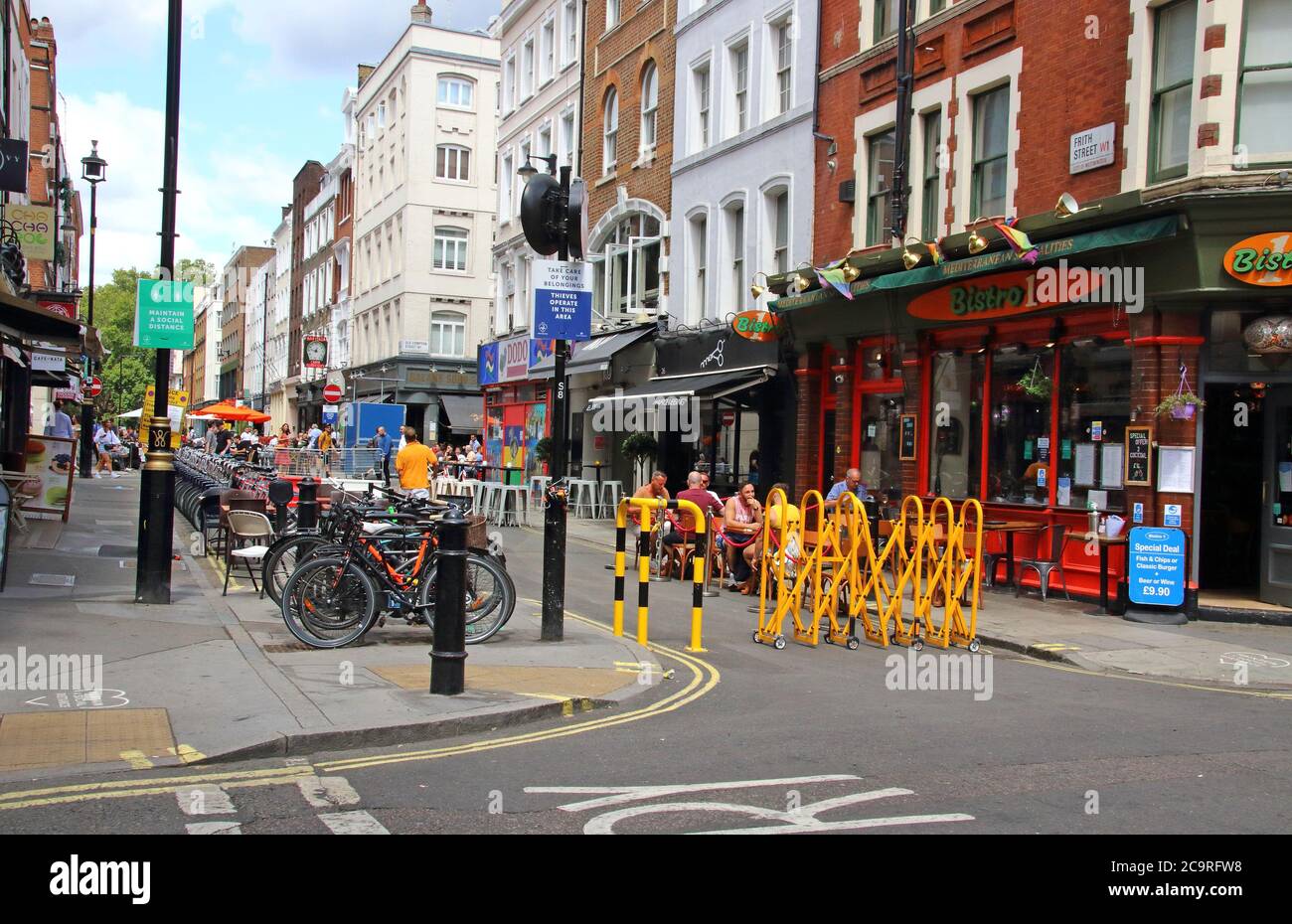 London, Großbritannien. August 2020. Eine schmale Straße in Soho ist für den Verkehr gesperrt, damit Restaurants auf der Straße eingerichtet werden können.ein Großteil des Londoner West End wird an den Wochenenden in diesem Sommer in ein kontinentales Alfresco-Dining-Viertel umgewandelt werden, wodurch Restaurants und Bars viel Platz im Freien für ihre Kunden benötigen. Kredit: SOPA Images Limited/Alamy Live Nachrichten Stockfoto