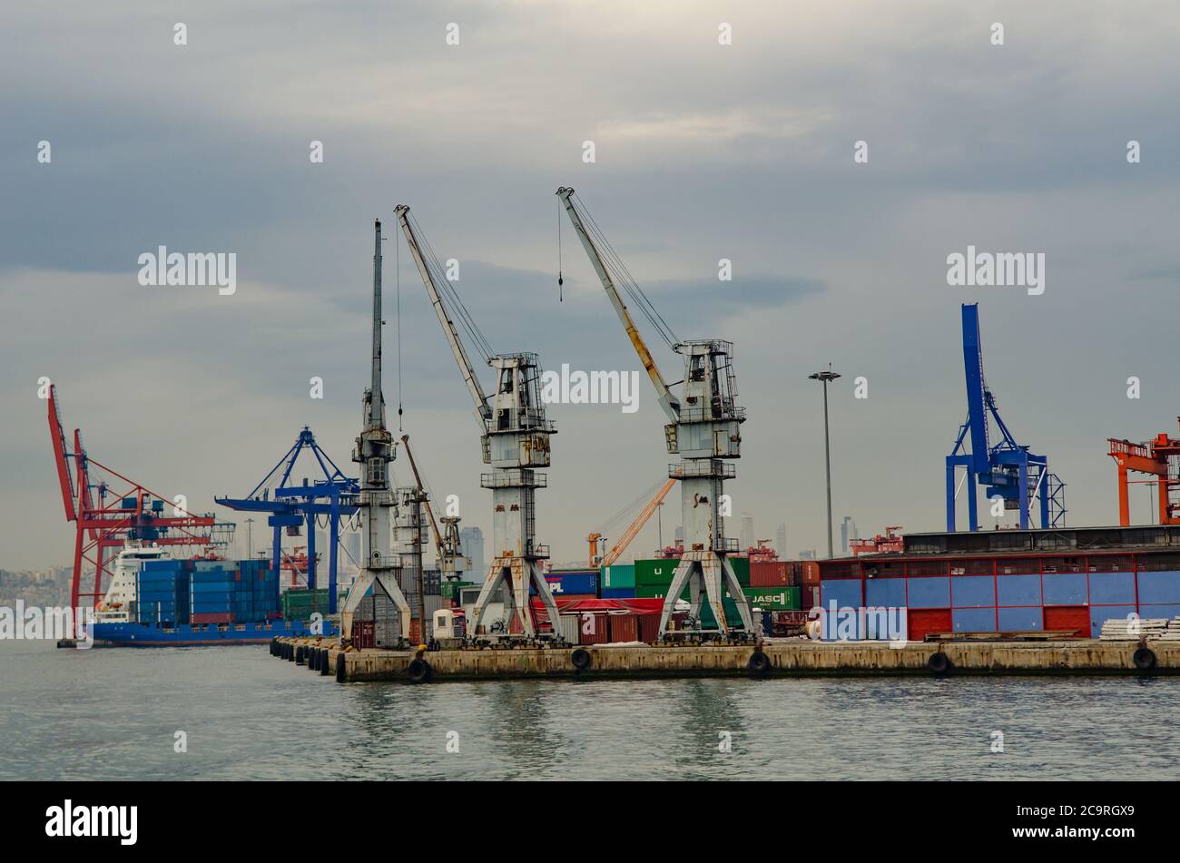 Istanbul, Türkei. 23. April 2012 Haydarpasa Container Shipping Port, Istanbul, Türkei Stockfoto