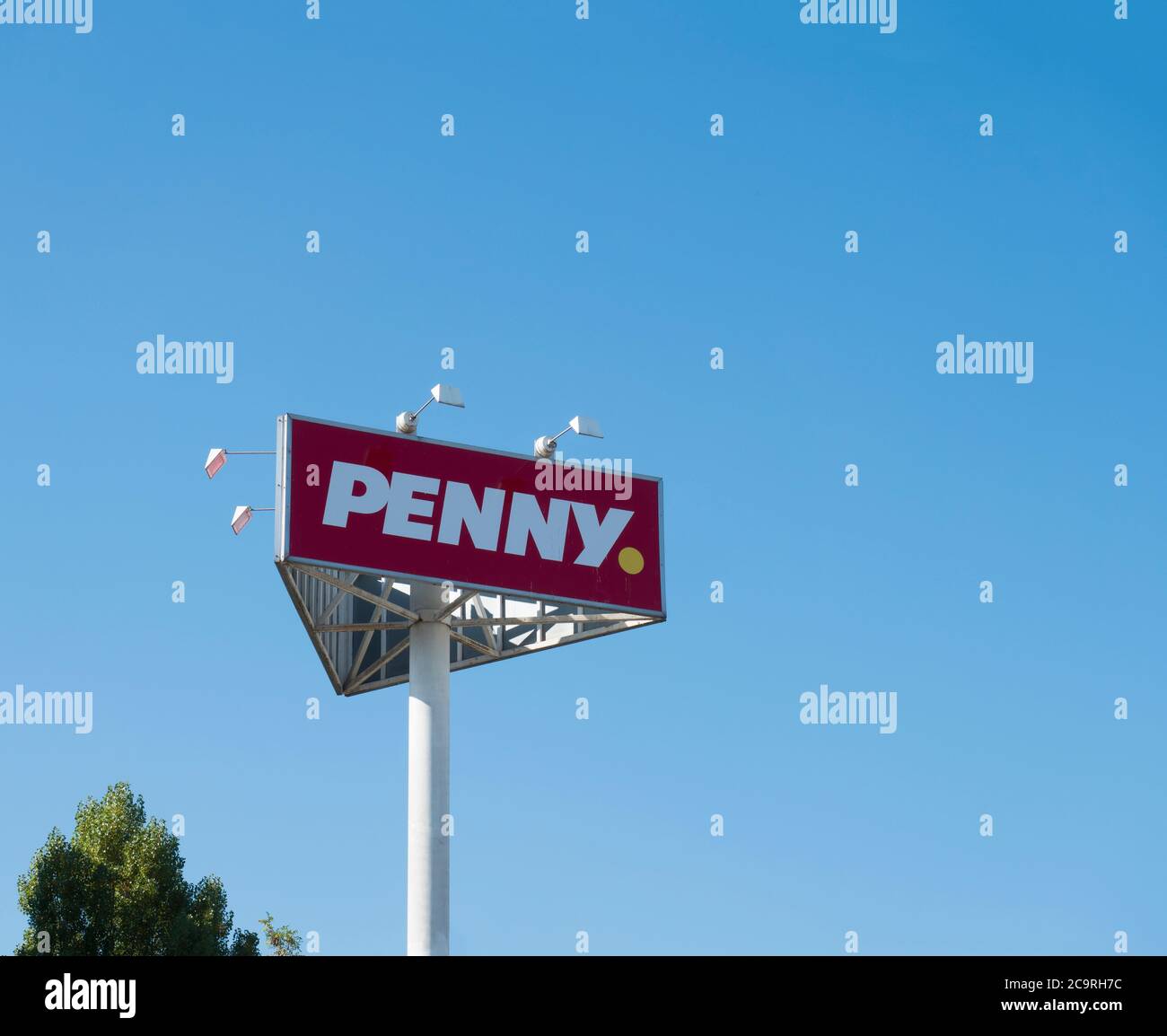 Prag Tschechische Republik 7 Oktober Grosses Banner Oder Hinweis Auf Penny Market Logo An Sonnigen Tagen Vor Blauem Himmel Hintergrund Penny Market Ist Ein Rabatt Stockfotografie Alamy