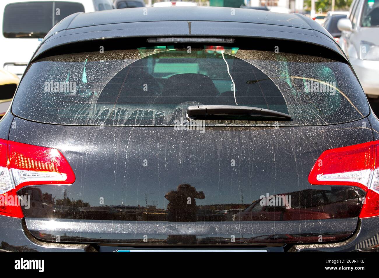 Schmutzige Heckscheibe des schwarzen Auto- und Kofferraumdeckels, die  Heckansicht des Fahrzeugs verschmutzt im Schlamm Stockfotografie - Alamy