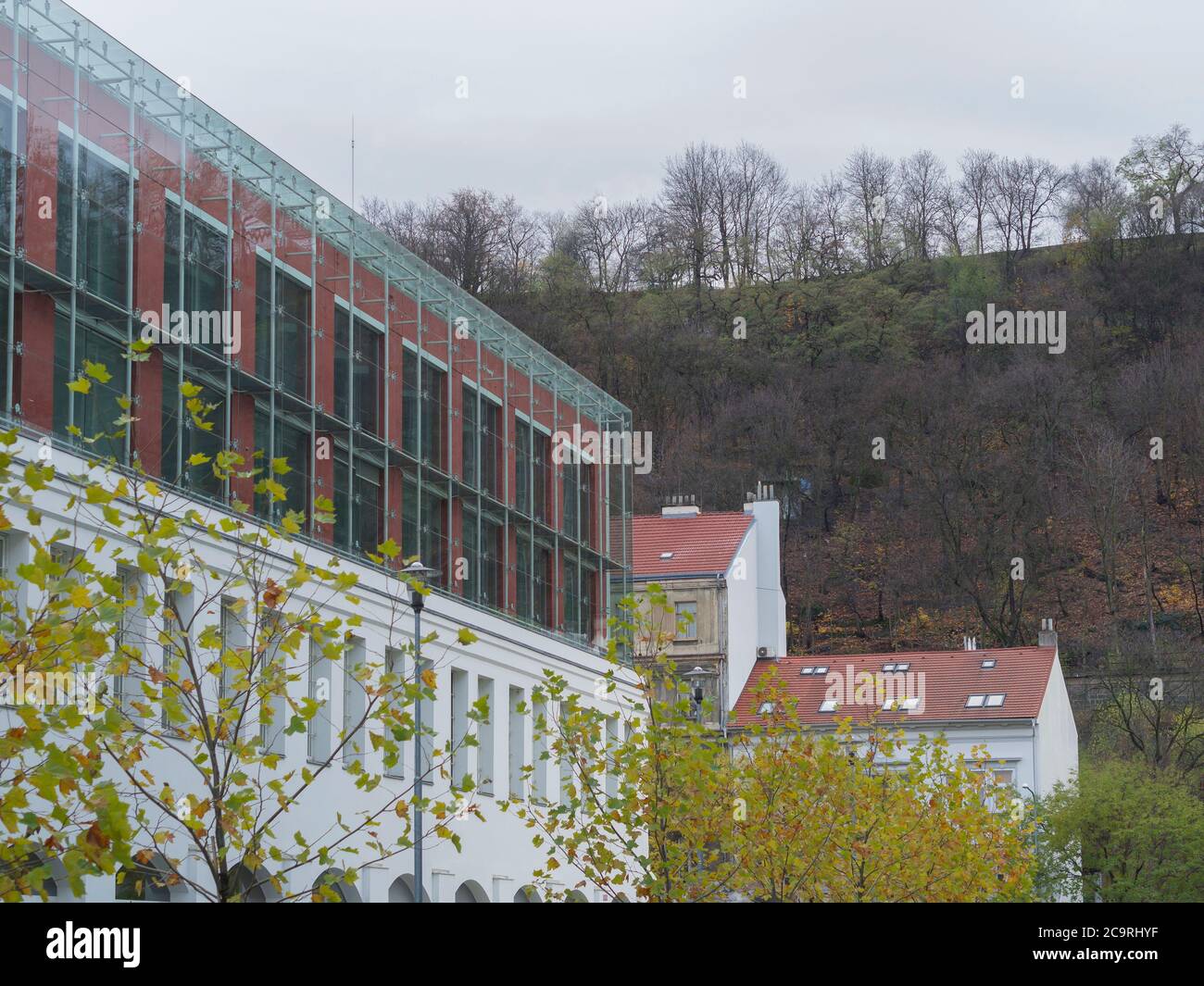 Tschechische republik, Prag, Karlin, 21. November 2017: Blick auf Geschäftsgebäude und Hügel und Bäume auf krizikova Straße Stockfoto