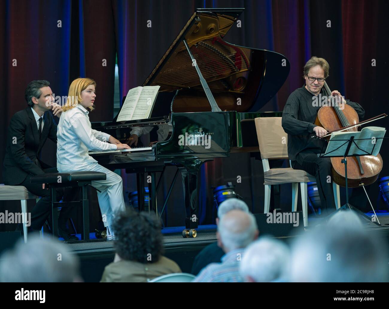 Neuhardenberg, Deutschland. August 2020. Jan Vogler (r), Cellist, Martin Stadtfeld (l), Pianist, und Elias Keller, Meisterschüler, spielen Beethovens Cellosonaten auf einer Bühne im Schlosspark als Auftakt zum Sommerprogramm der Stiftung Schloss Neuhardenberg. Quelle: Patrick Pleul/dpa-Zentralbild/ZB/dpa/Alamy Live News Stockfoto