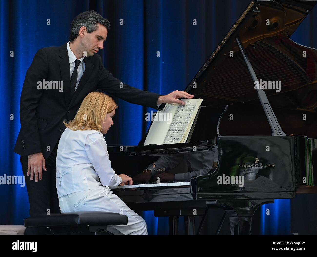 Neuhardenberg, Deutschland. August 2020. Martin Stadtfeld (l.), Pianist, und Elias Keller, Meisterschüler, spielen Beethovens Cellosonaten auf einer Bühne im Park der Stiftung Schloss Neuhardenberg als Auftakt zum Sommerprogramm. Quelle: Patrick Pleul/dpa-Zentralbild/ZB/dpa/Alamy Live News Stockfoto