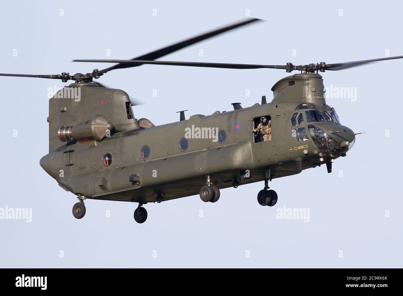 RAF Chinook Hubschrauber Ankunft am Wattisham Flugplatz in Suffolk für eine Auftanken. Stockfoto