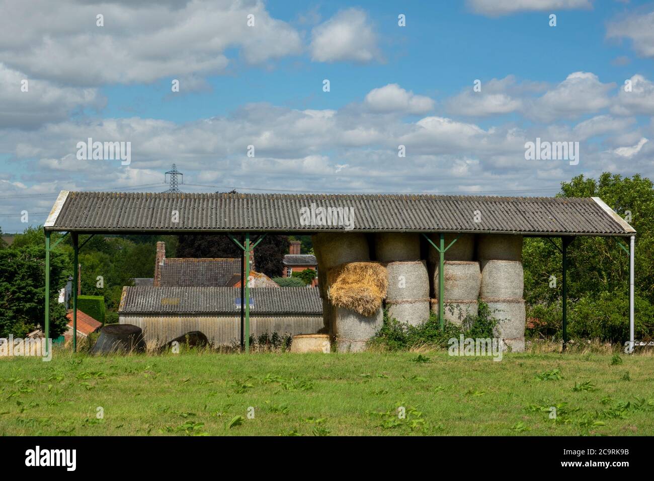 Große runde Strohballen in holländischer Scheune Stockfoto
