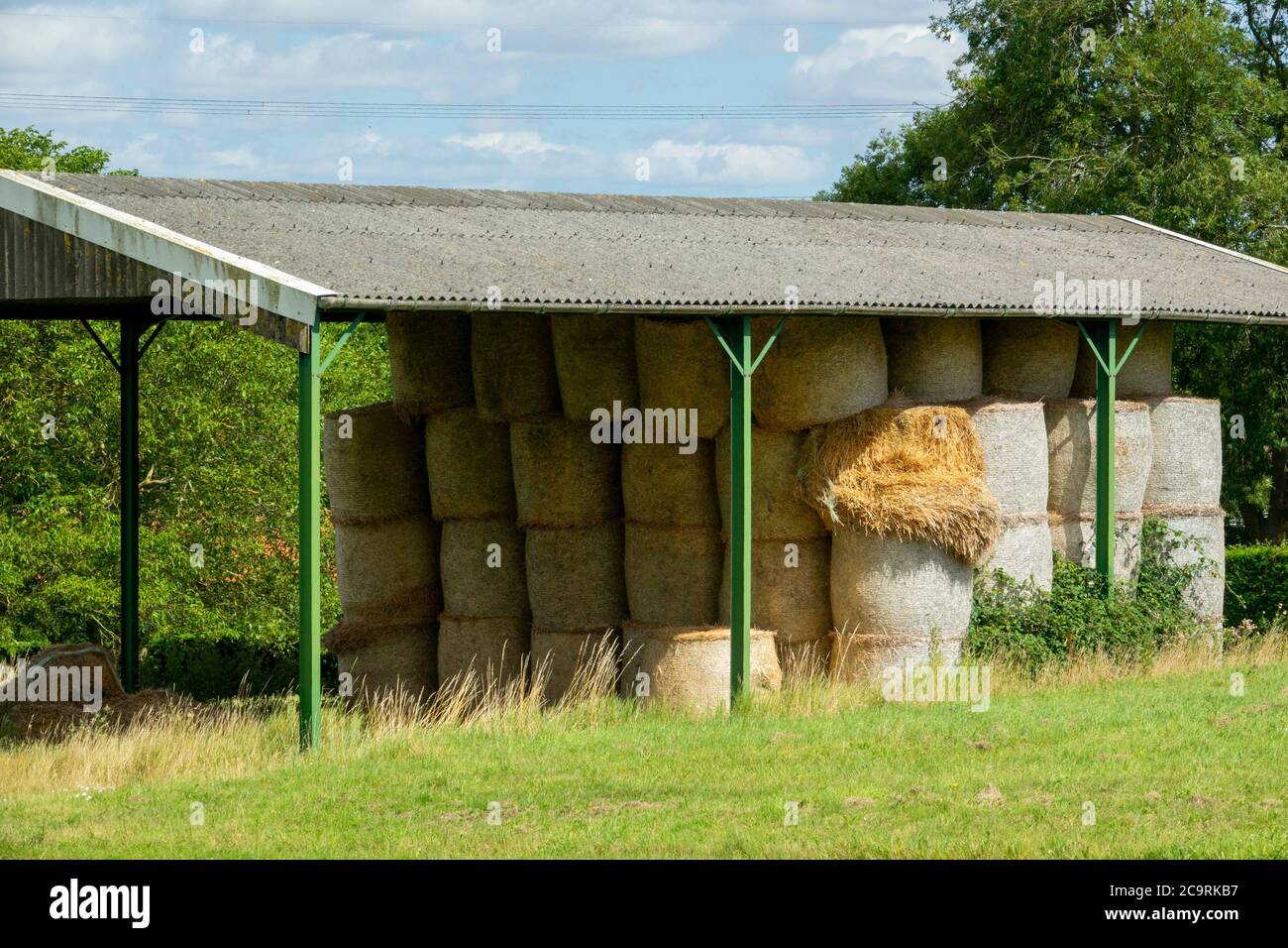 Große runde Strohballen in holländischer Scheune Stockfoto