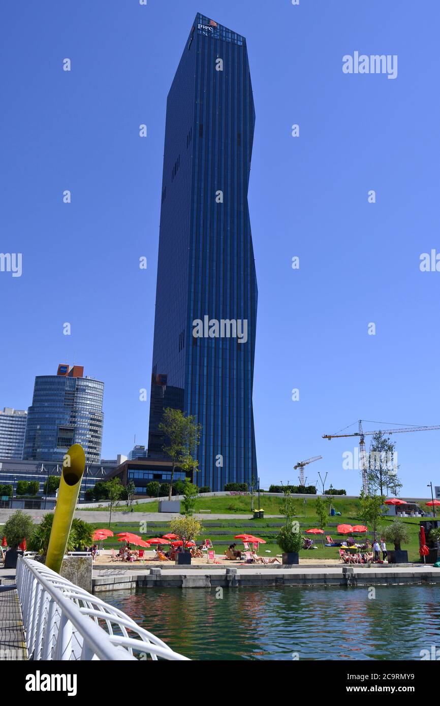 Wien, Österreich. Blick vom CopaBeach auf der Donauinsel auf den DC Tower (Donautürme) in Wien Stockfoto