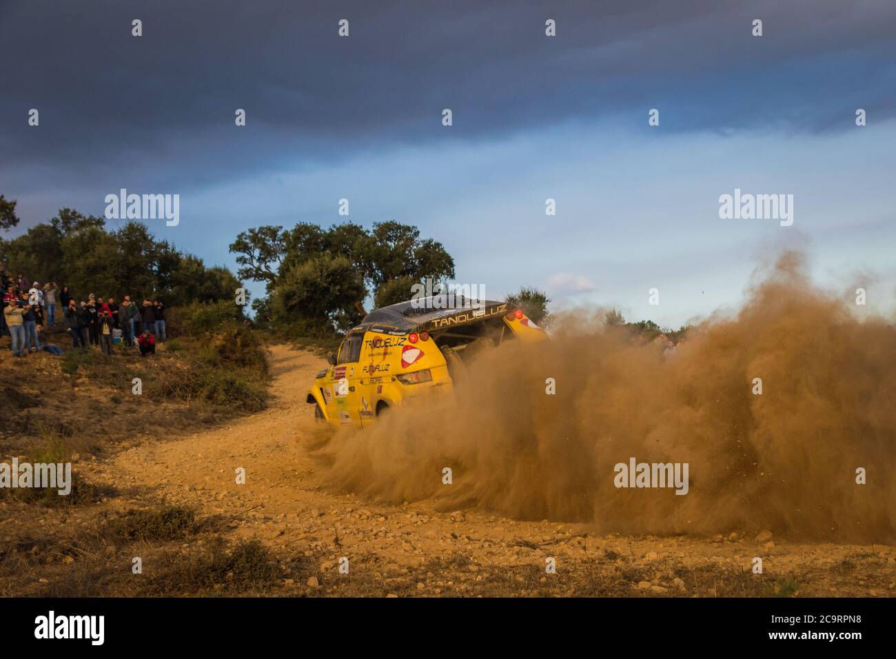 Der Range Rover Evoque Proto von Lino Carapeta und Rui António legt den Staub auf die 32. Baja TT Portalegre 500 Offroad-Konkurrenz. Stockfoto