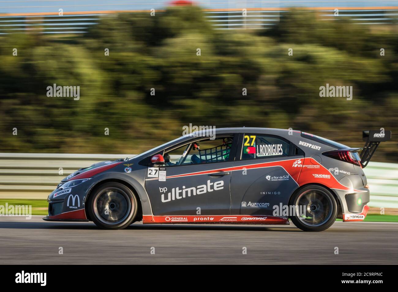 Der portugiesische Pilot José Rodrigues tritt bei einem Rennevent auf der Estoril Racetrack in Portugal auf das Gaspedal seines Honda Civic. Stockfoto