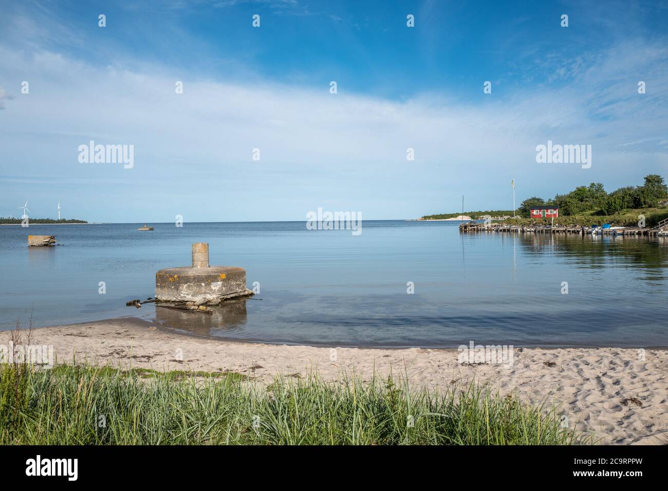 Idyllischer Sommertag am Strand von St. Olofsholm auf der schwedischen Ostseeinsel Gotland. Gotland ist ein wichtiges Reiseziel im Sommer. Stockfoto