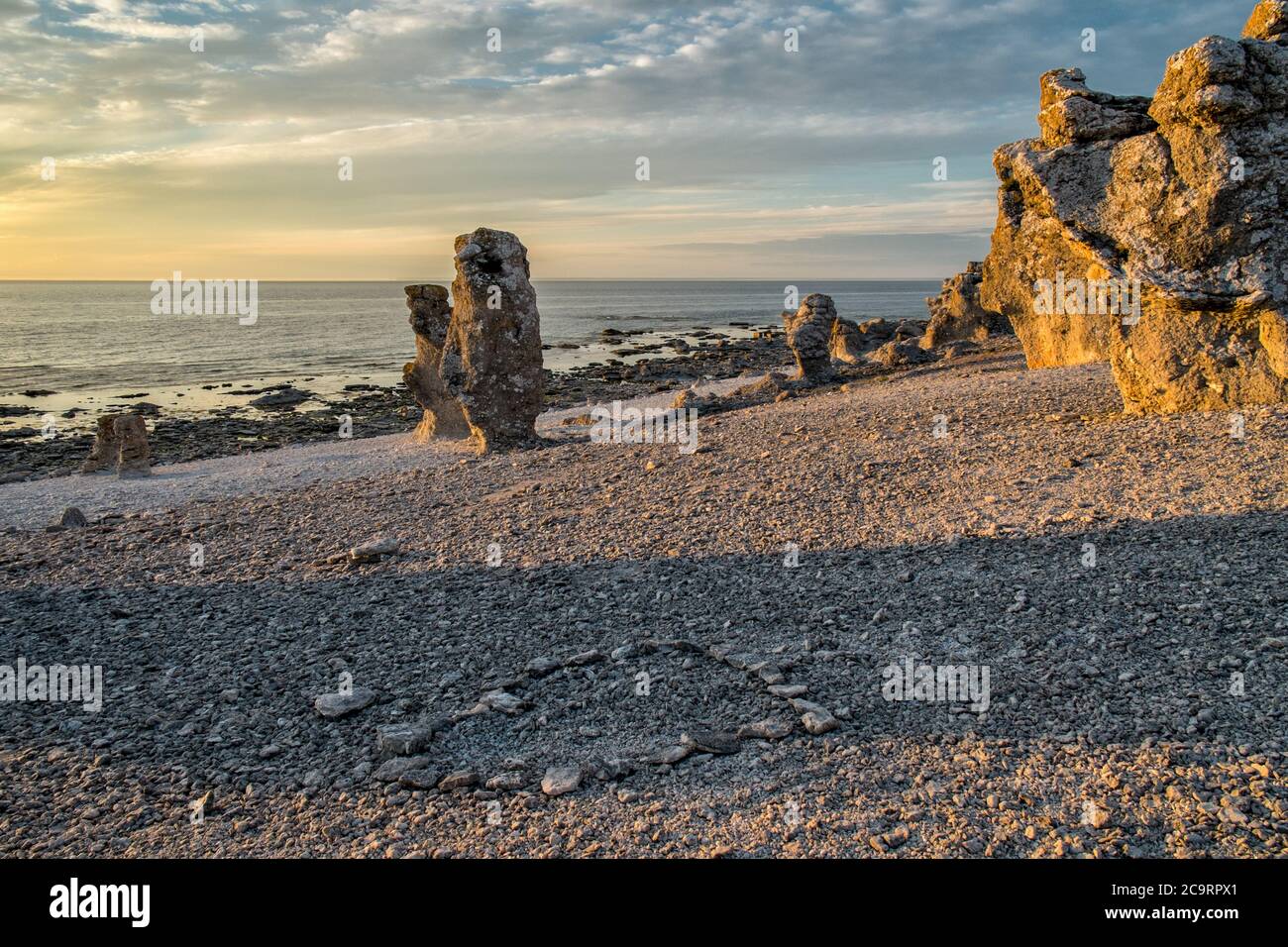 Sonnenuntergang auf Langhammars auf der Insel Faro. Langhammars ist berühmt für seine Sammlung von Kalkstein-Meeresstapeln. Stockfoto