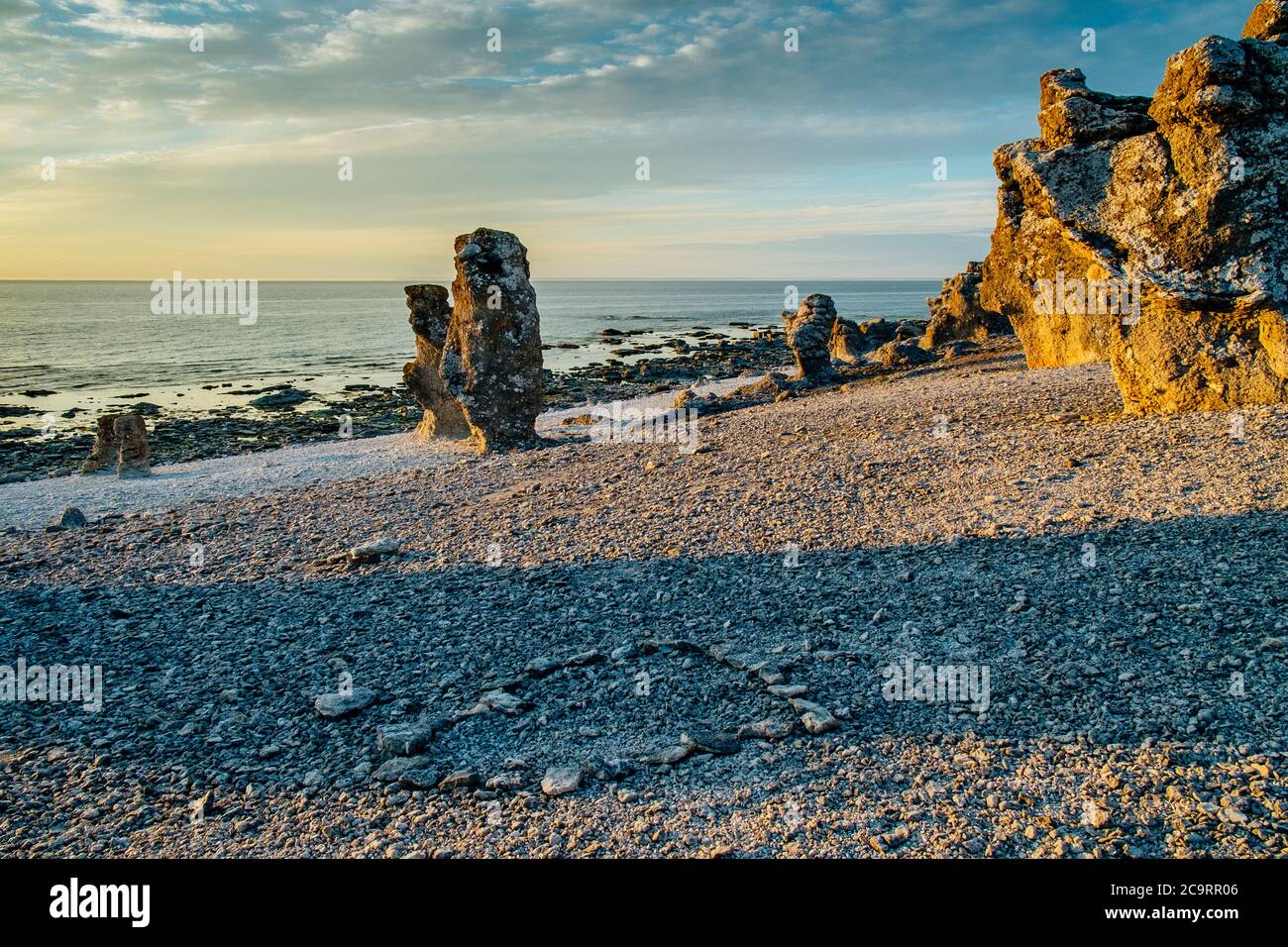 Sonnenuntergang auf Langhammars auf der Insel Faro. Langhammars ist berühmt für seine Sammlung von Kalkstein-Meeresstapeln. Stockfoto