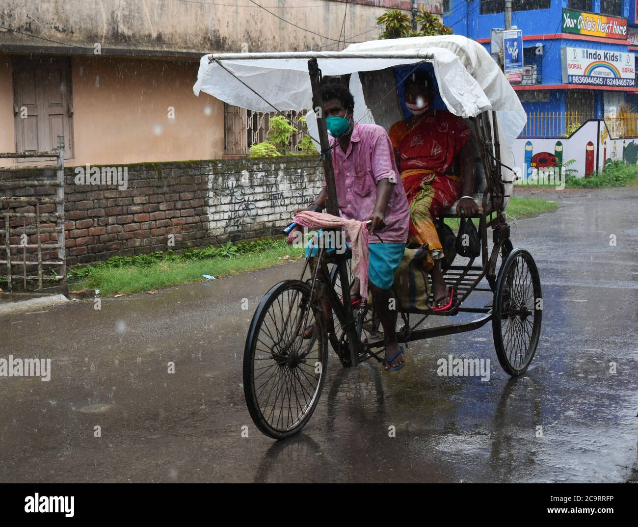 Kalkutta, Indien. August 2020. Bei einem regnerischen Wetter in Kalkutta, Indien, rasten die Menschen auf einer Radfahrrappe. (Foto von Sudipta das/Pacific Press) Quelle: Pacific Press Media Production Corp./Alamy Live News Stockfoto