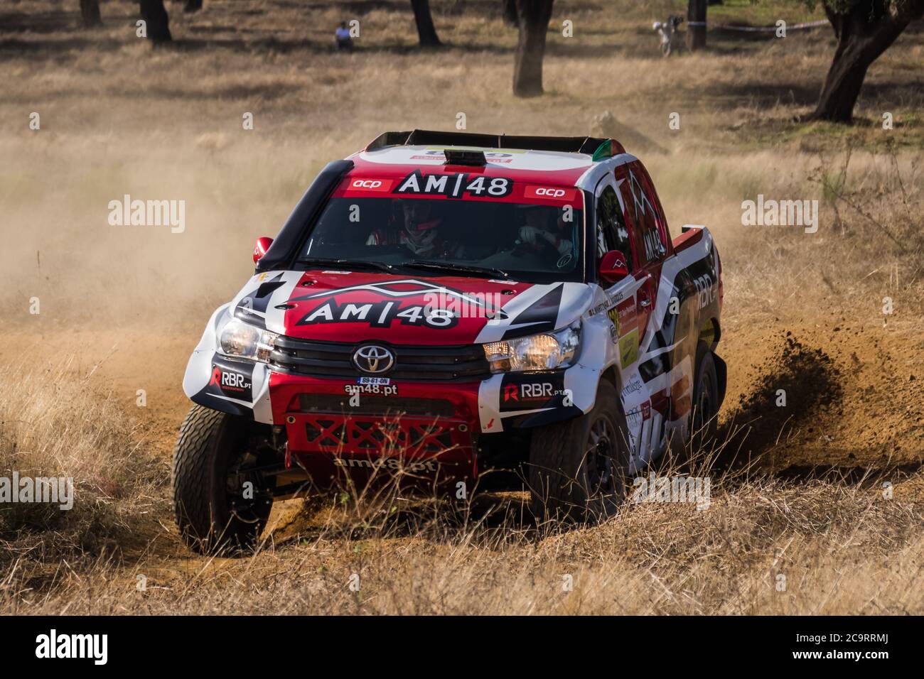 Der Toyota-Pick-up von Alejandro Martins & José Marques Rennen in der Nähe von Portalegre, Portugal, während des 30. Baja TT Portalegre Offroad-Wettbewerbs. Stockfoto