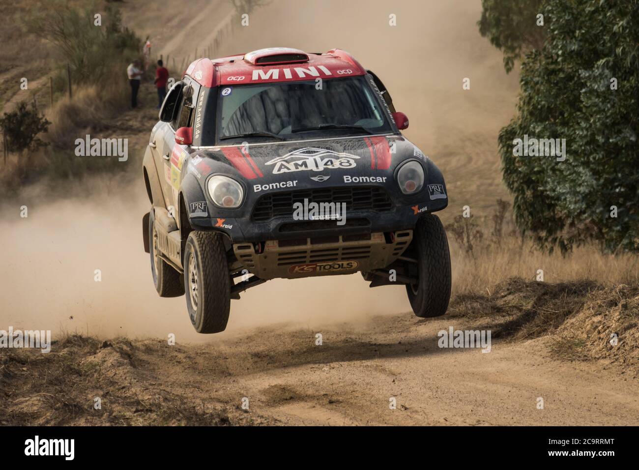 Der Mini von Ricardo Porém & Filipe Palmeiro macht einen Sprung in der Nähe von Alter do Chão, Portugal, während des 30. Baja TT Portalegre Offroad-Wettbewerbs. Stockfoto