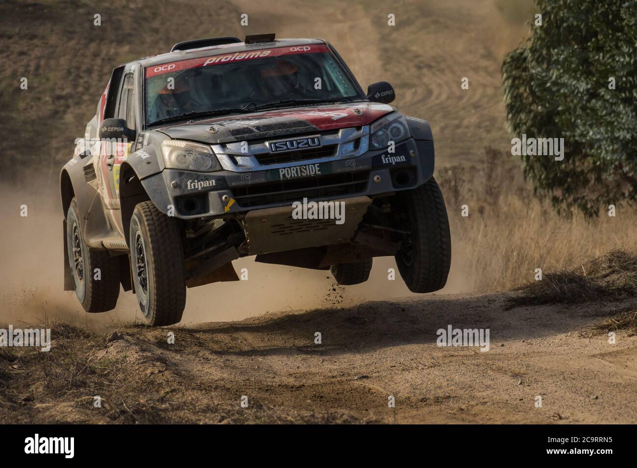 Das Isuzu Rodeo von Rui Sousa und Carlos Silva macht einen Sprung in der Nähe von Alter do Chão, Portugal, während der 30. Baja TT Portalegre Offroad-Wettbewerb. Stockfoto