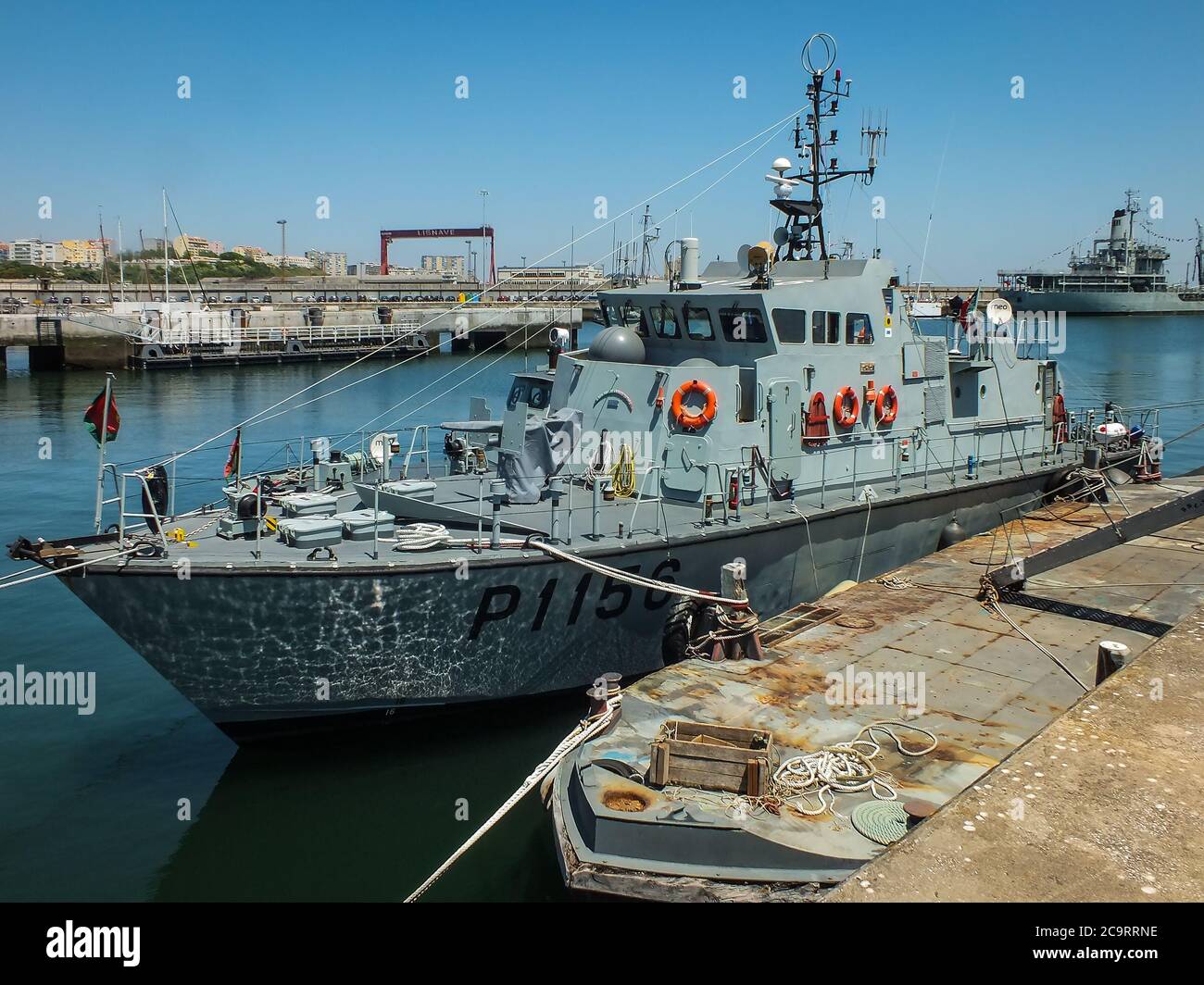 Das portugiesische Marine-Patrouillenboot NRP Oríon (P1156) auf dem Marinestützpunkt Lissabon in Almada, Portugal, während des portugiesischen Navy Day 2014. Stockfoto