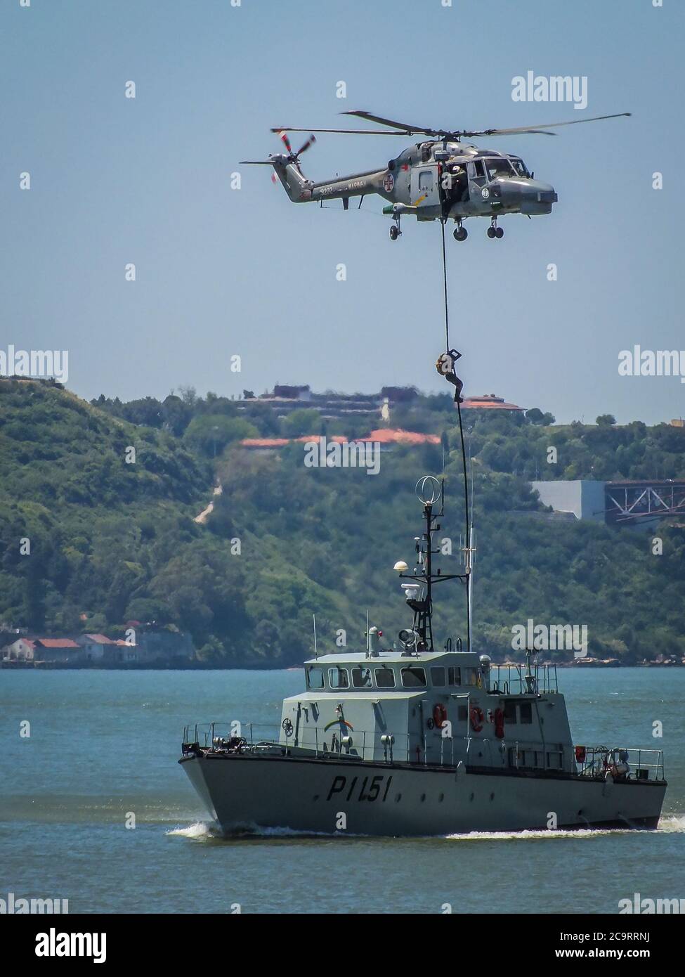 Die portugiesische Marine Marines fliegen während des portugiesischen Marinetag 2015 von einem Lynx-Hubschrauber (19292) auf das Inspektionsboot NRP Dragão (P1151). Stockfoto