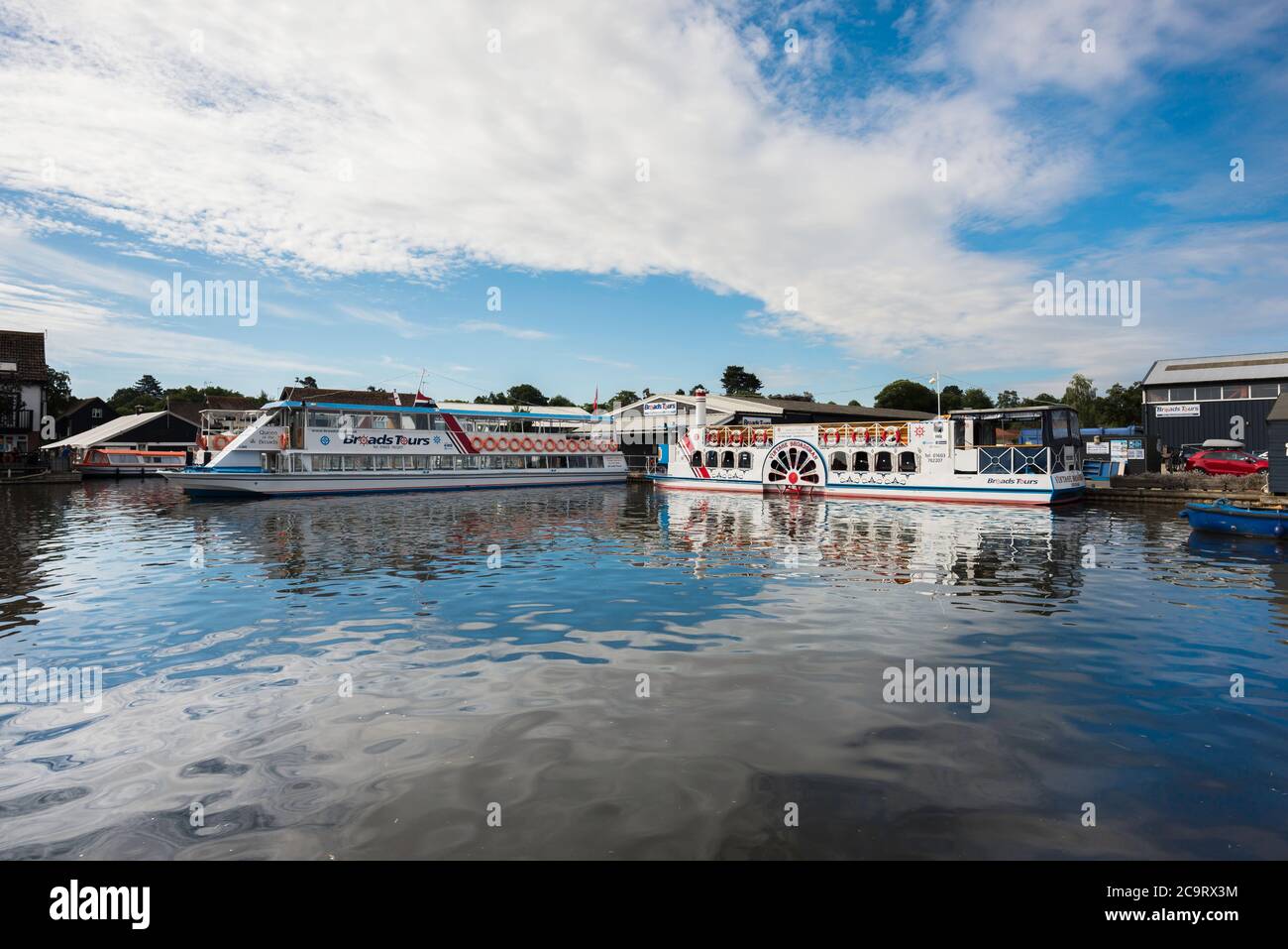 Wroxham Norfolk Broads, Ansicht der traditionellen Vergnügungsboote, die für Touren der Norfolk Broads verwendet werden, die in Wroxham, Norfolk, East Anglia, Großbritannien, festgemacht sind Stockfoto