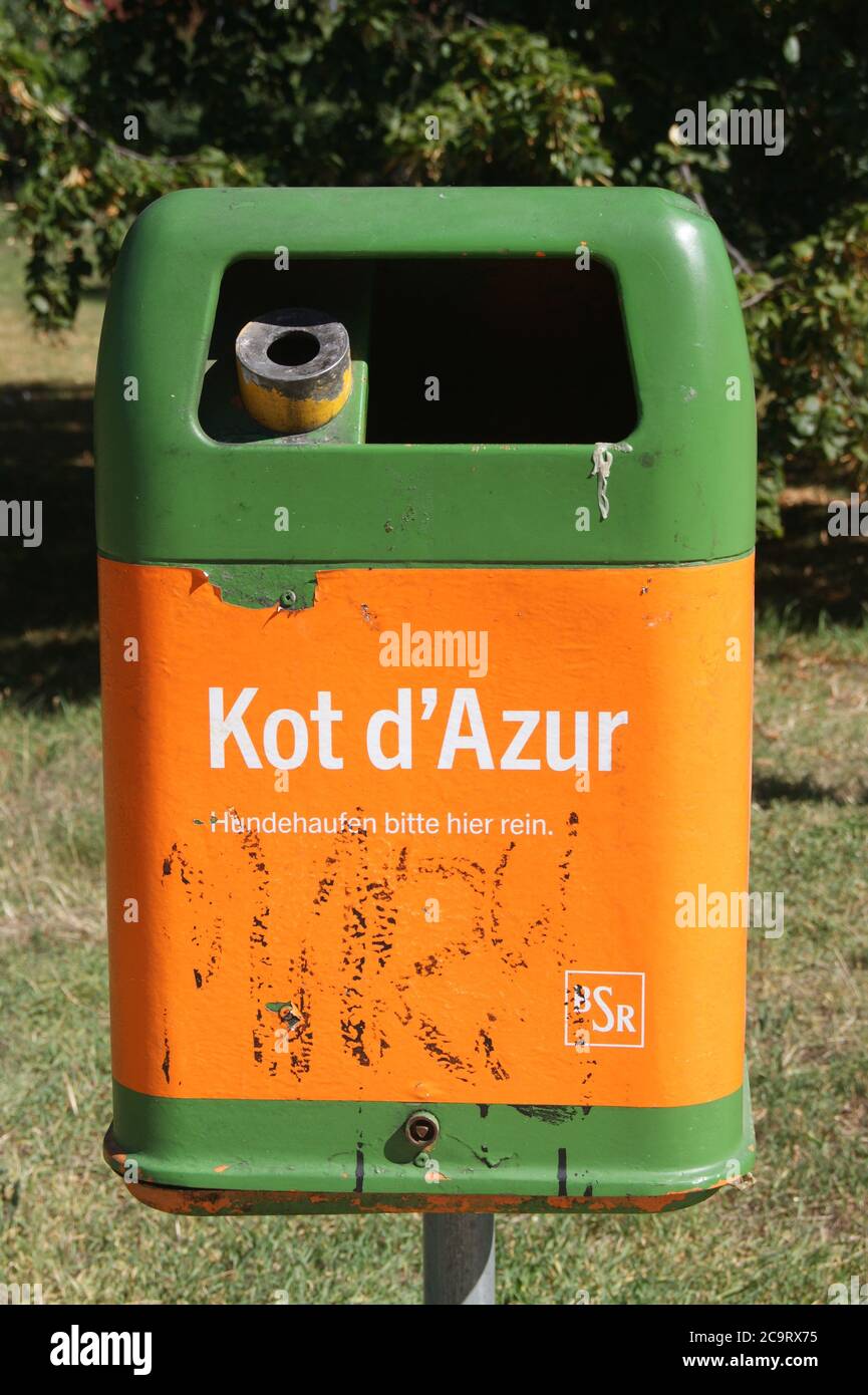 Kot d’Azur. Werbegag der Berliner Stadtreinigung BSR auf einem Müllheimer in Berlin-Spandau. Stockfoto