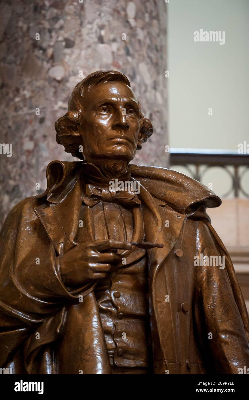 Diese Statue von Jefferson Davis, einem Politiker, der als einziger Präsident der Konföderierten Staaten von Amerika (CSA) diente, wurde der National Statuary Hall Collection vom Staat Mississippi im Jahr 1931 übergeben und steht in der Statuary Hall im US-Kapitol in Washington, DC., Freitag, Juli 31, 2020. Davis absolvierte die US Military Academy (West Point), diente als Mitglied des US-Repräsentantenhauses, Militärkommandant und US-Kriegsminister, bevor er CSA-Präsident wurde. Nach dem Bürgerkrieg wurde Davis wegen Verrats angeklagt, aber nie vor Gericht gestellt. Kredit: Rod Lampey/CNP Stockfoto