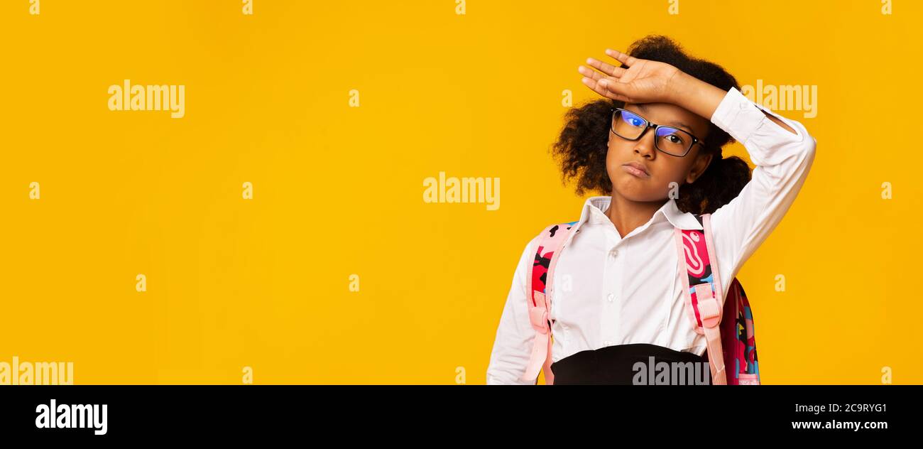 Sick African Schulmädchen Berühren Kopf Mit Fieber, Gelber Hintergrund, Panorama Stockfoto
