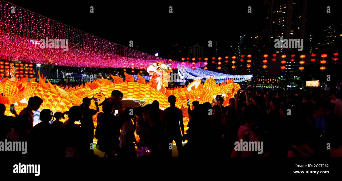 Nachtaufnahme des szenischen Mid-Autumn Festivals mit Feuerdrachen und großem Publikum in Hong Kong Stockfoto