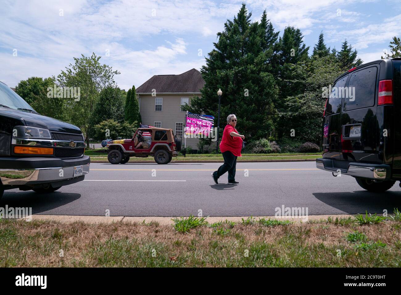 Am Samstag, den 1. August 2020, kommt eine Frau an den Presidential-Autokassen vorbei und ein Auto mit Pro-Trump-Flaggen vor dem Trump National Golf Club in Sterling, Virginia, USA. Quelle: Erin Scott/Pool via CNP /MediaPunch Stockfoto