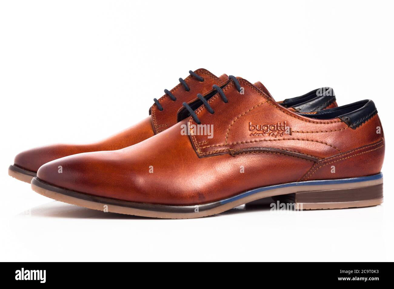 Braun Oxford Schuhe isoliert auf weißem Hintergrund. Stockfoto