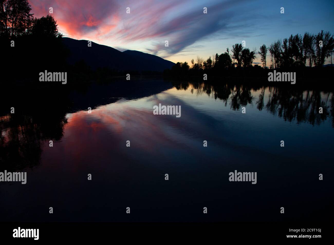 Sonnenuntergang am Kootenai River, Bootsanlegestelle am Kootenai River, Boundary County, Idaho Stockfoto