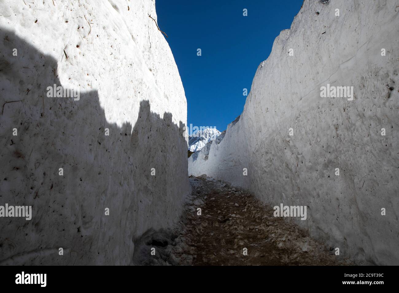 Ein Höhenweg zwischen Eiswänden in Richtung Kedarnath Tempel Stockfoto