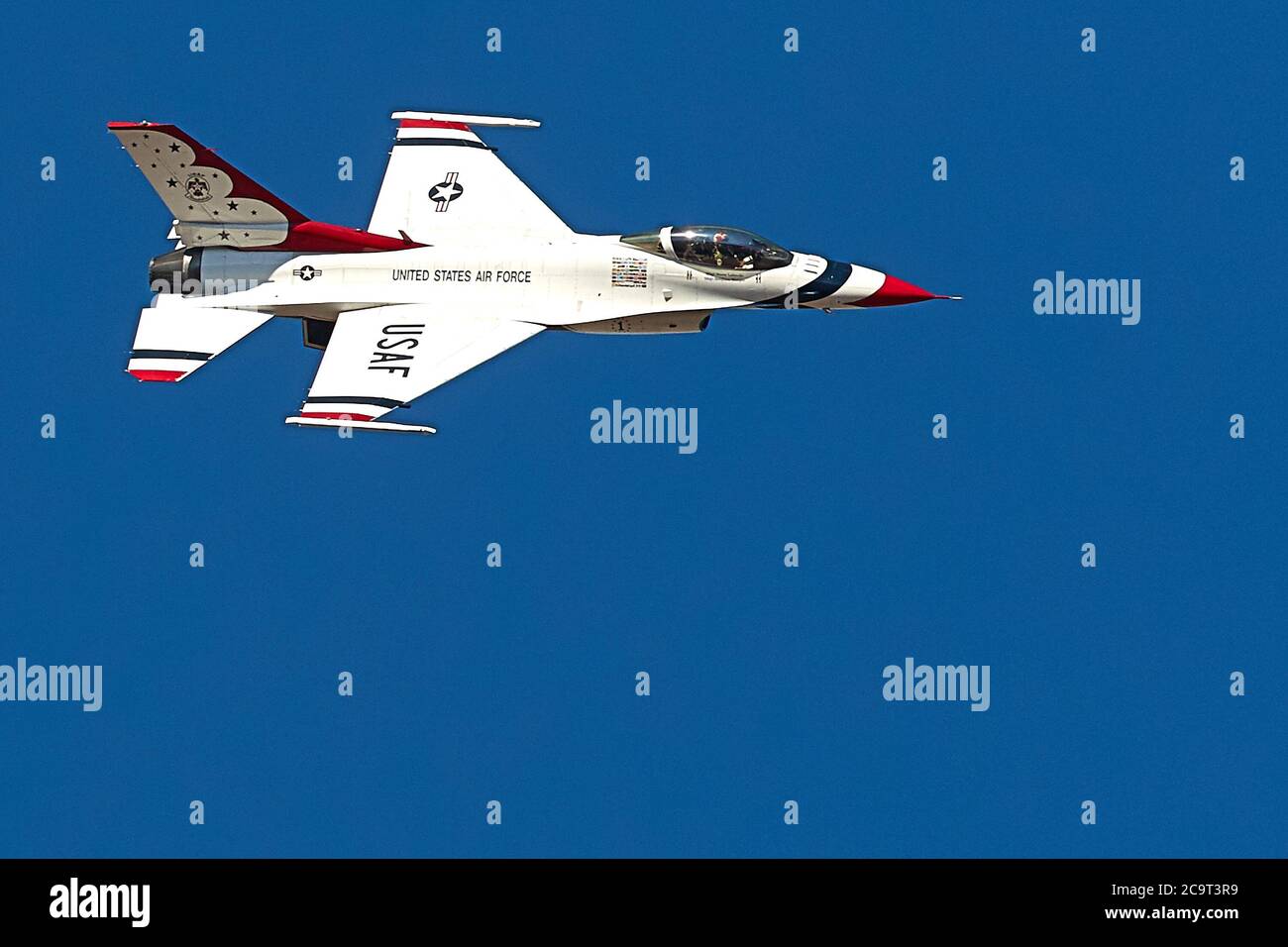 USAF 'Thunderbirds' Display Team F-16 Üben über dem Panamint Valley, Kalifornien. USA Stockfoto