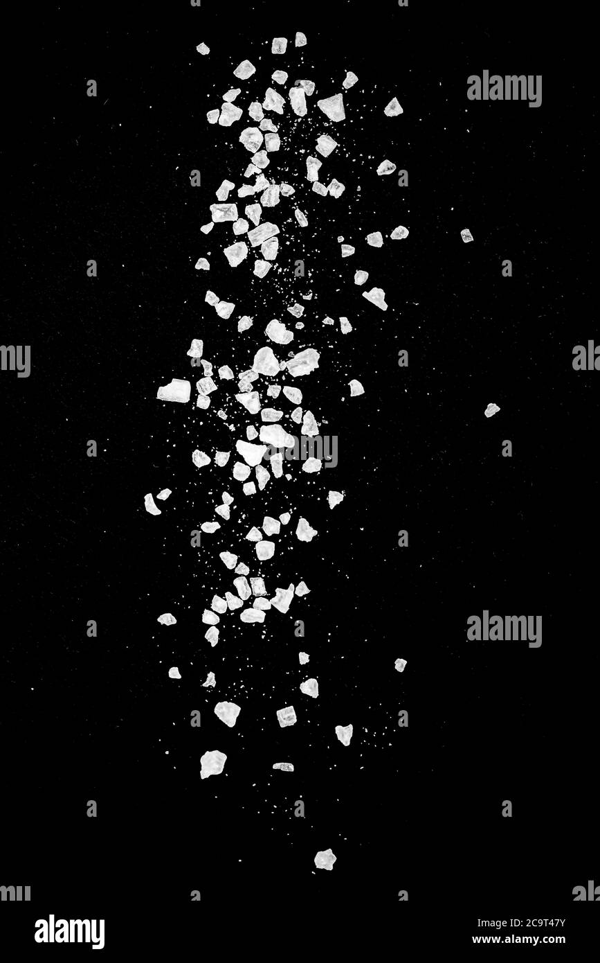 Nahaufnahme von Makrokristallen von Meersalz oder grobem Salz auf schwarzem Hintergrund isoliert Stockfoto