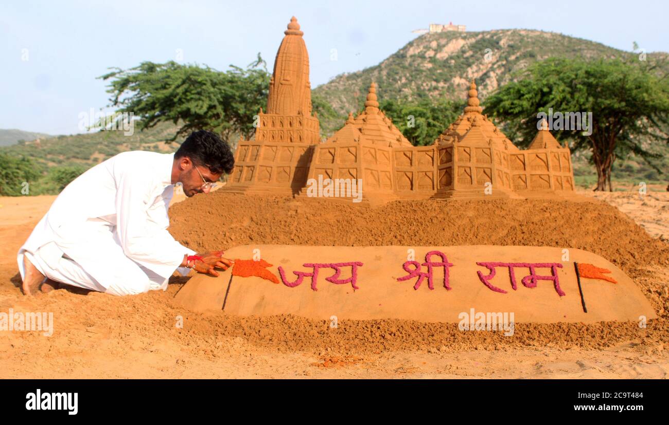 Pushkar, Rajasthan, Indien, Aug 2, 2020: Sand Artist Ajay Rawat gibt einen letzten Touch zu seiner Skulptur auf "RAM Temple" in Pushkar. Der indische Premierminister Narendra Modi und RSS-Chef Mohan Bhagwat werden am 5. August 2020 um 12:15:15 Uhr an der Spatenstich-Zeremonie für den Bau des Lord RAM Tempels in Ayodhya teilnehmen. Kredit: Sumit Saraswat/Alamy Live Nachrichten Stockfoto