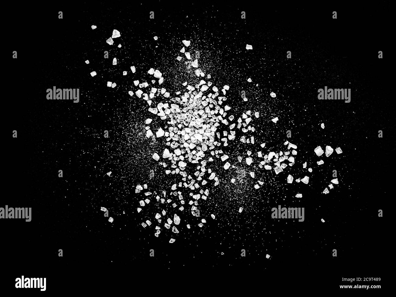 Nahaufnahme von Makrokristallen von Meersalz oder grobem Salz auf schwarzem Hintergrund isoliert Stockfoto