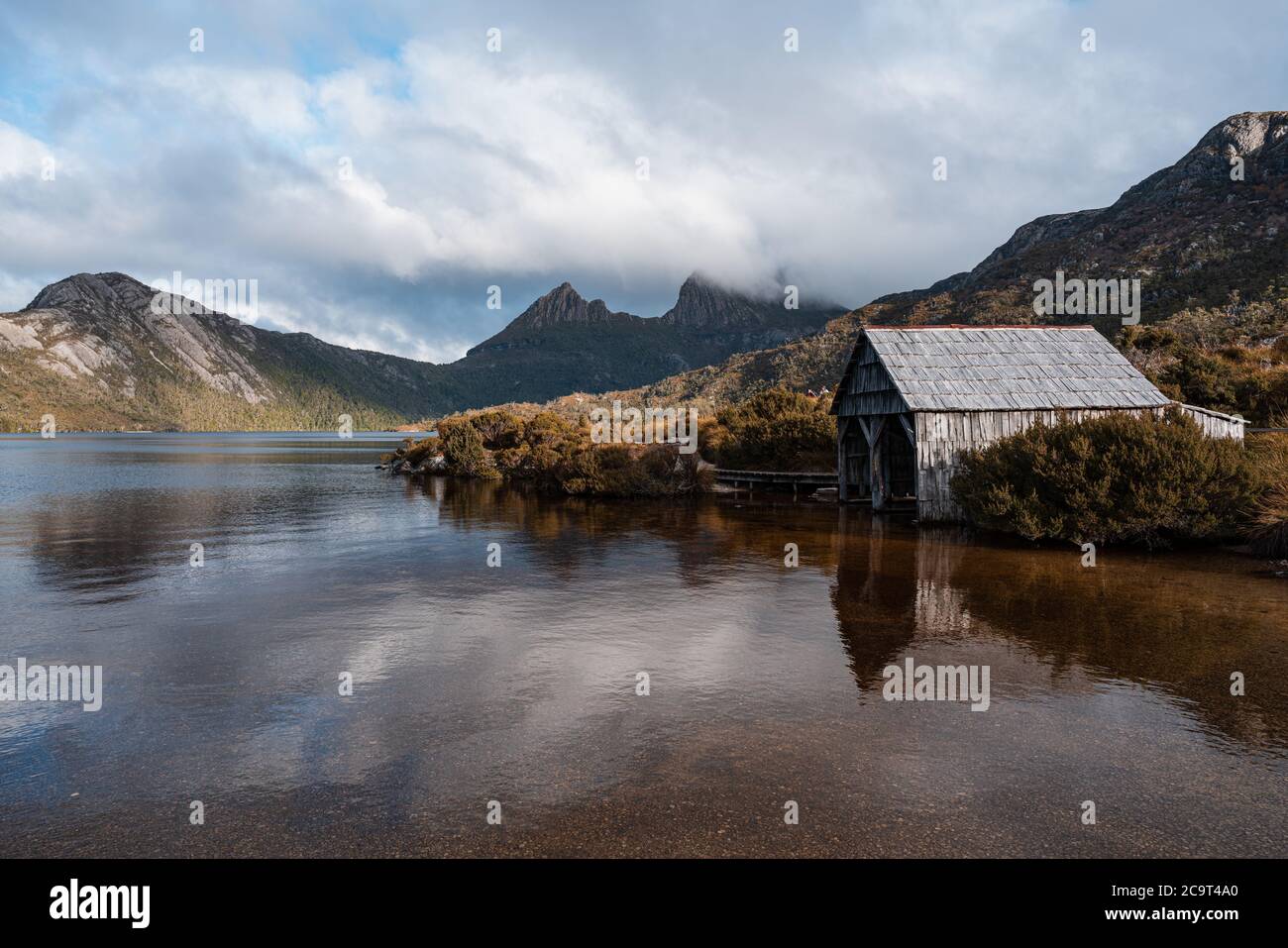 Wunderschöne Landschaft von Dove Lake mit boatshed und Cradle Mountain in der Zusammensetzung am Cradle Mountain - Lake St Clair National Park, Tasmanien Stockfoto