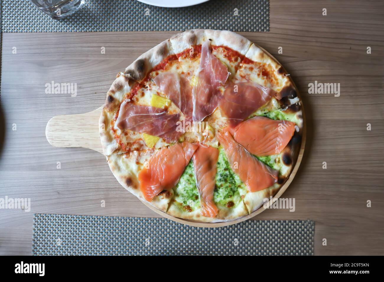 Lachs Pizza, Salami Pizza oder gemischte Pizza im Tablett Stockfoto