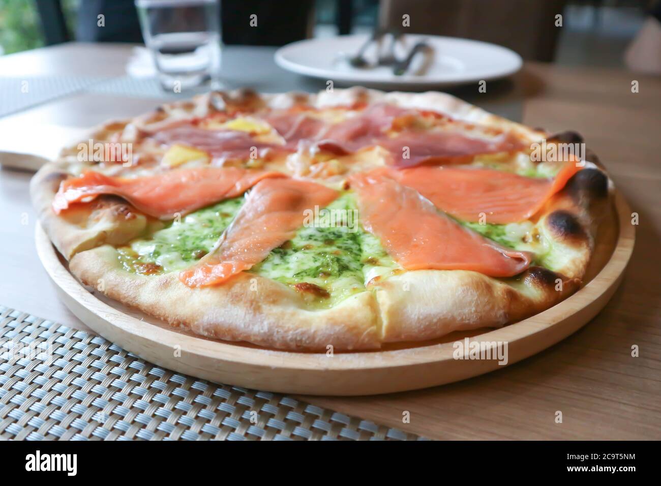 Lachs Pizza, Salami Pizza oder gemischte Pizza im Tablett Stockfoto