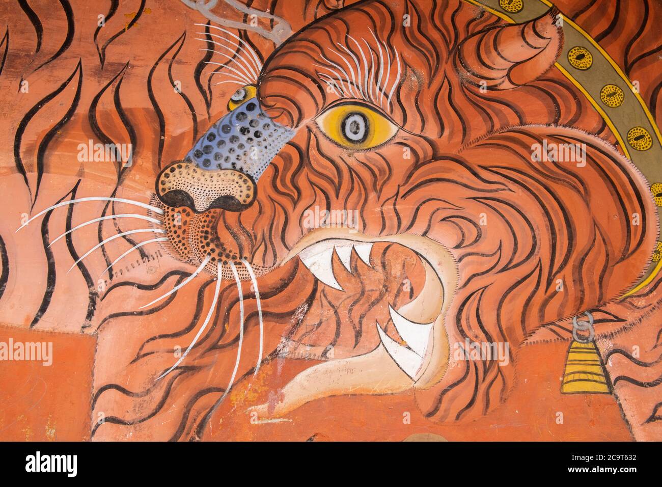 Bhutan, Paro. Rinpung Dzong, buddhistisches Kloster und Festung. Detail der Innenwand bemalt, mit Tiger. Stockfoto