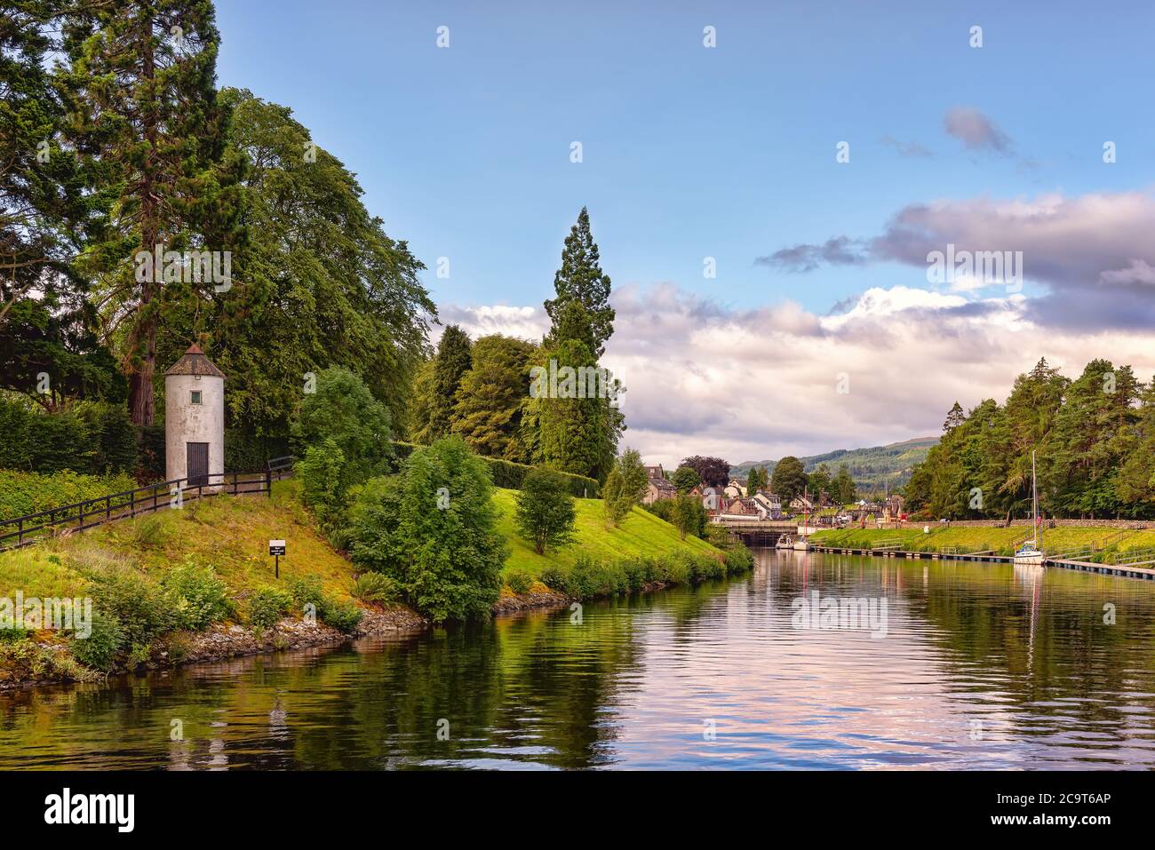 Der Caledonian Kanal in scottish Countryside, Vereinigtes Königreich. Dieser 97 km lange Kanal verbindet die schottische Ostküste bei Inverness mit der Westküste Stockfoto