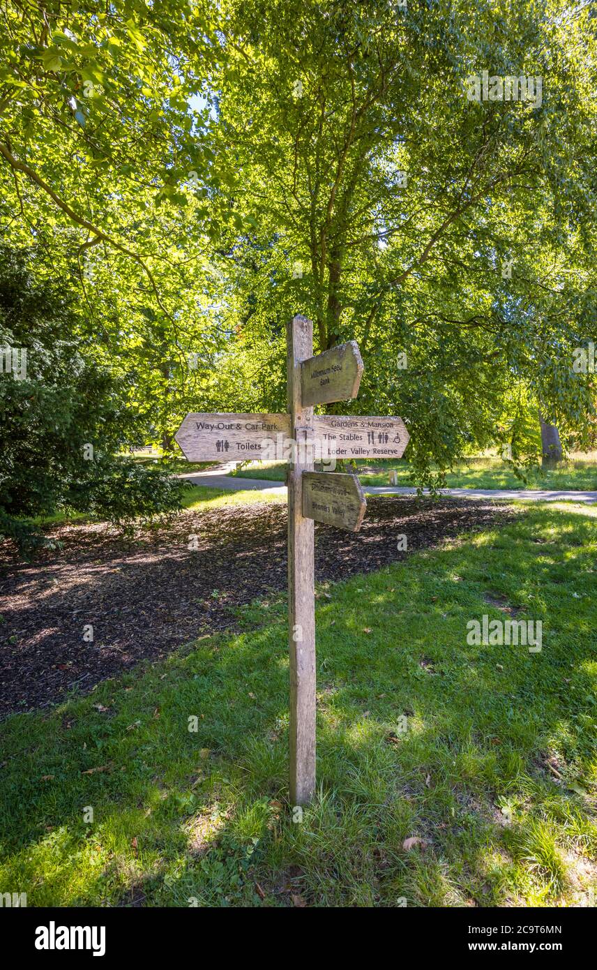 Wegweiser zu Sehenswürdigkeiten am Wakehurst (Wakehurst Place), einem botanischen Garten in West Sussex, der von den Royal Botanic Gardens, Kew, verwaltet wird Stockfoto