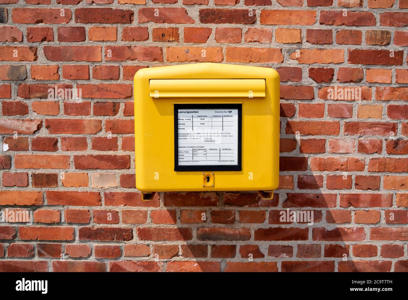 Briefkasten der Deutschen Post an der Wand Stockfoto