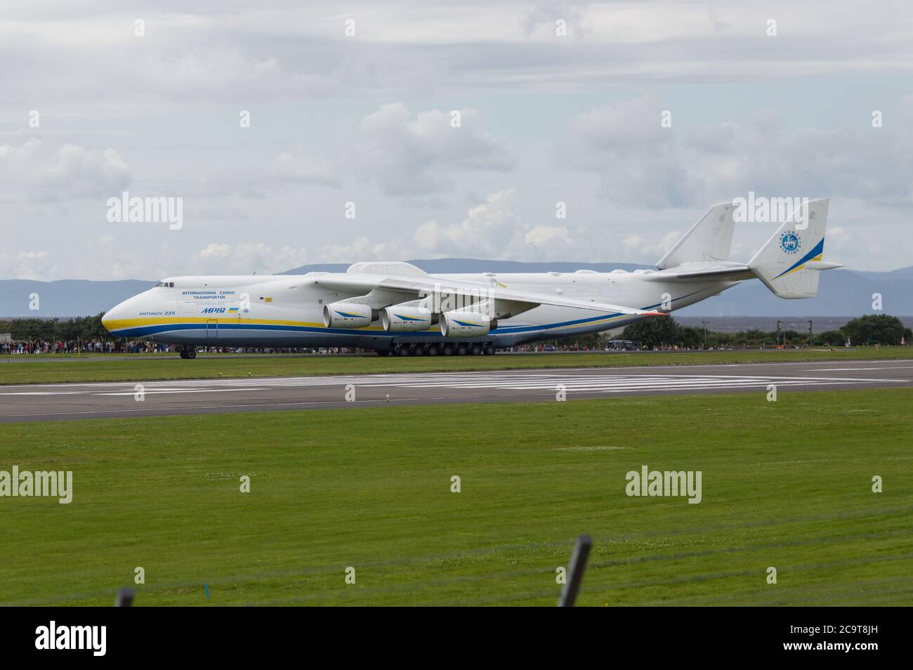 Prestwick, Schottland, Großbritannien. 2. August 2020 Foto: Massen von Luftfahrtenthusiasten und Flugzeugbeobachtern kamen heraus, um die Antonov an-225 Mryia (Reg UR-82060) zu sehen, die eine planmäßige Ankunft für eine Wiederanfeuerung am Glasgow Prestwick Airport aus Bangor, USA, vor der Abfahrt um 16.30 Uhr zum Châteauroux-Centre Airport in Frankreich machte. Der riesige strategische Luftfrachtflugzeug Gigant wird von sechs massiven sechs Ivchenko Progress Lotarev D-18T drei Welle Turbofan Motoren angetrieben, hat ein maximales Startgewicht von 640 Tonnen. Quelle: Colin Fisher/Alamy Live News Stockfoto