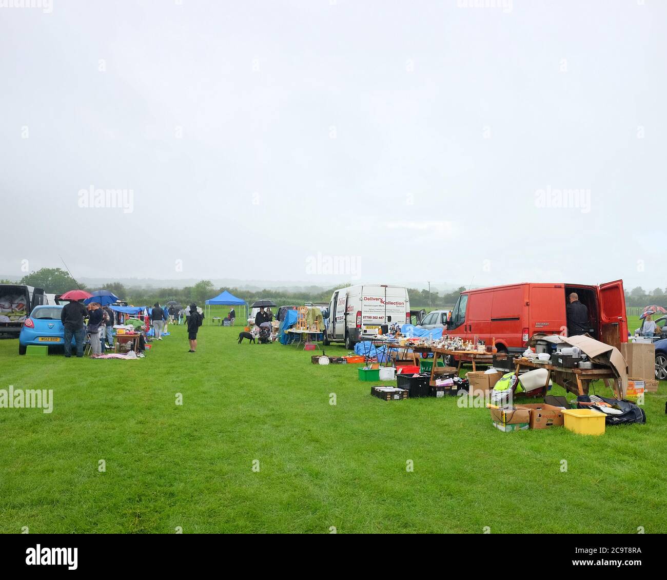August 2020 - Cheddar Car Boot Verkauf an einem nassen Tag Stockfoto