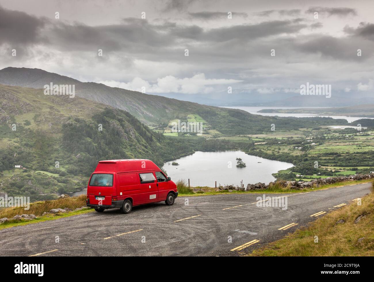 Healy Pass, Kerry, Irland. Ein Wohnmobil parkte auf einem Lay-by mit Blick auf Glanmore Lake auf dem Gipfel des Healy Pass zwischen Grafschaften Cork und Kerry. Stockfoto
