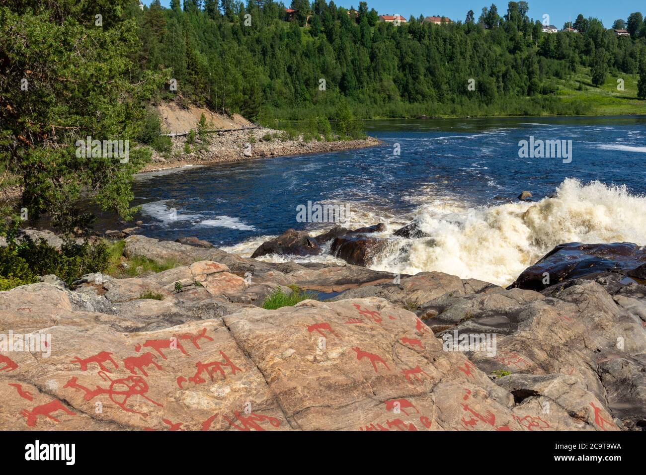 Stromabwärts Namforsen Wasserwerk und Petroglyphe auf der Klippe im Vordergrund, Bild aus Nordschweden. Stockfoto