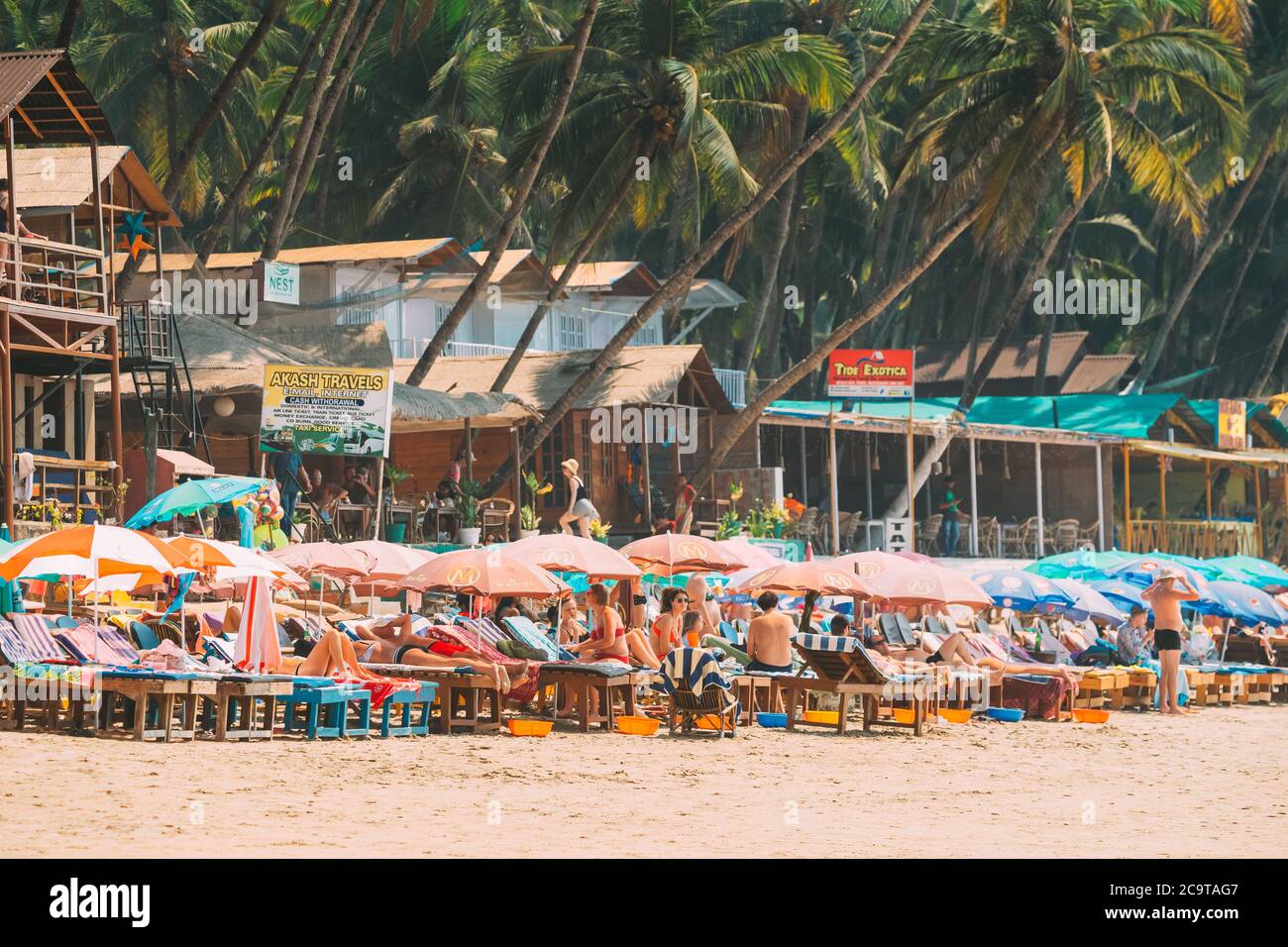 Canacona, Goa, Indien. Menschen Ruhen Am Berühmten Palolem Strand Im Sommer Sonnentag. Stockfoto