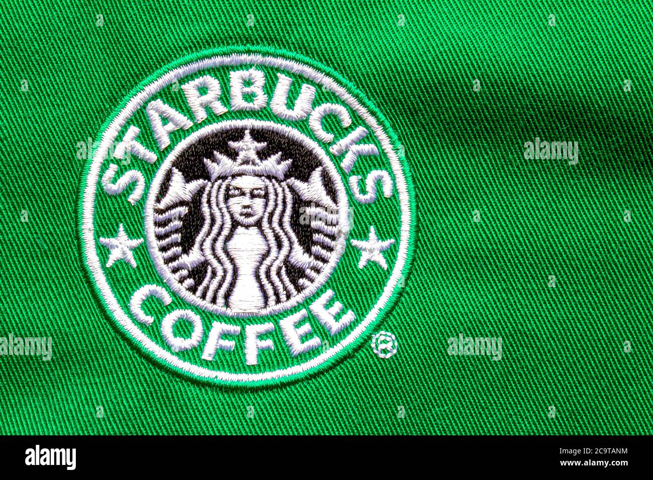 Calgary, Alberta, Kanada. August 2020. Nahaufnahme eines Starbucks Coffee-Logos auf einer grünen Schürze. Stockfoto