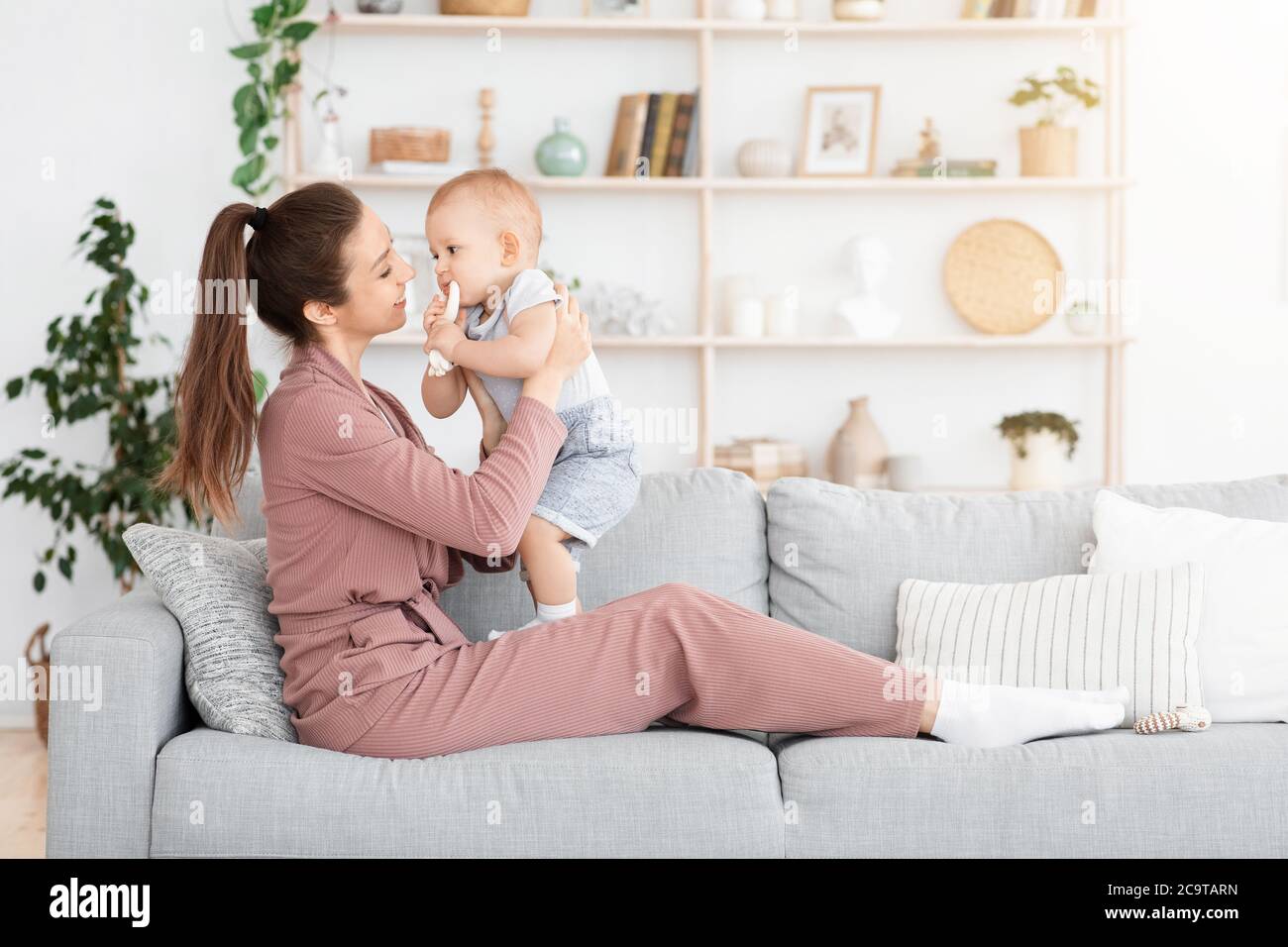 Mutter-Baby emotionale Bindung. Junge Mutter Bonding mit liebenswert Kleinkind Baby zu Hause Stockfoto