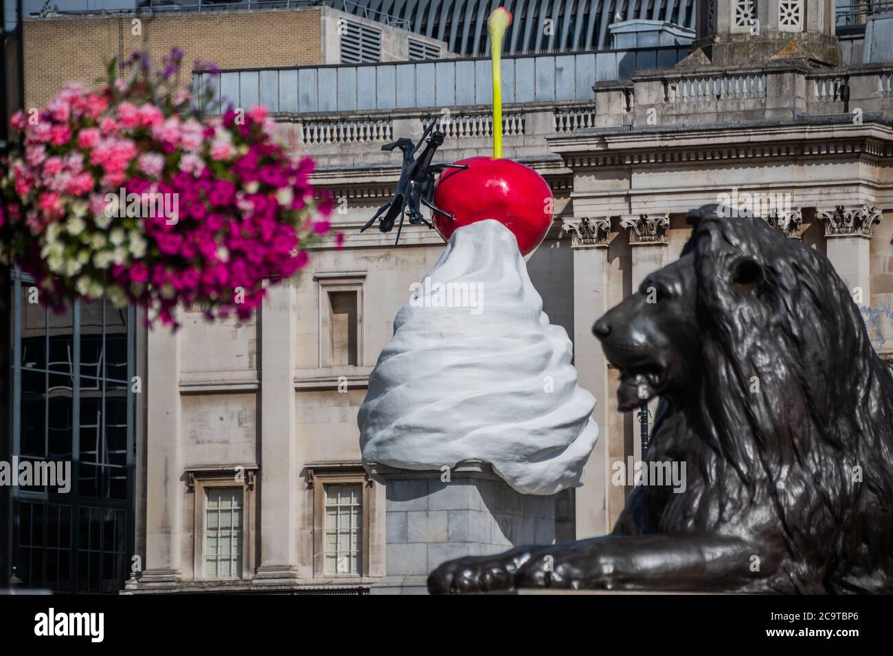 DAS ENDE - ein riesiger Wirbel aus Schlagsahne, eine Kirsche, eine Fliege und eine Drohne, die eine Live-Feed von Trafalgar Square überträgt. Es ist ein neues Kunstwerk der Künstlerin Heather Phillipson und wurde am Donnerstag, 30. Juli, auf dem vierten Sockel des Platzes enthüllt. Es ist die 13. Vierte sockelkommission seit Beginn des Programms im Jahr 1998, es ist auch die höchste bis dato, mit 9,4 m und einem Gewicht von 9 Tonnen. Die Arbeit wurde 2017 von der Vierten Sockelkommission ausgewählt, nach einer Ausstellung in der Nationalgalerie, in der 10,000 Personen für ihr Lieblingskunstwerk in der engeren Auswahl stimmten. Stockfoto